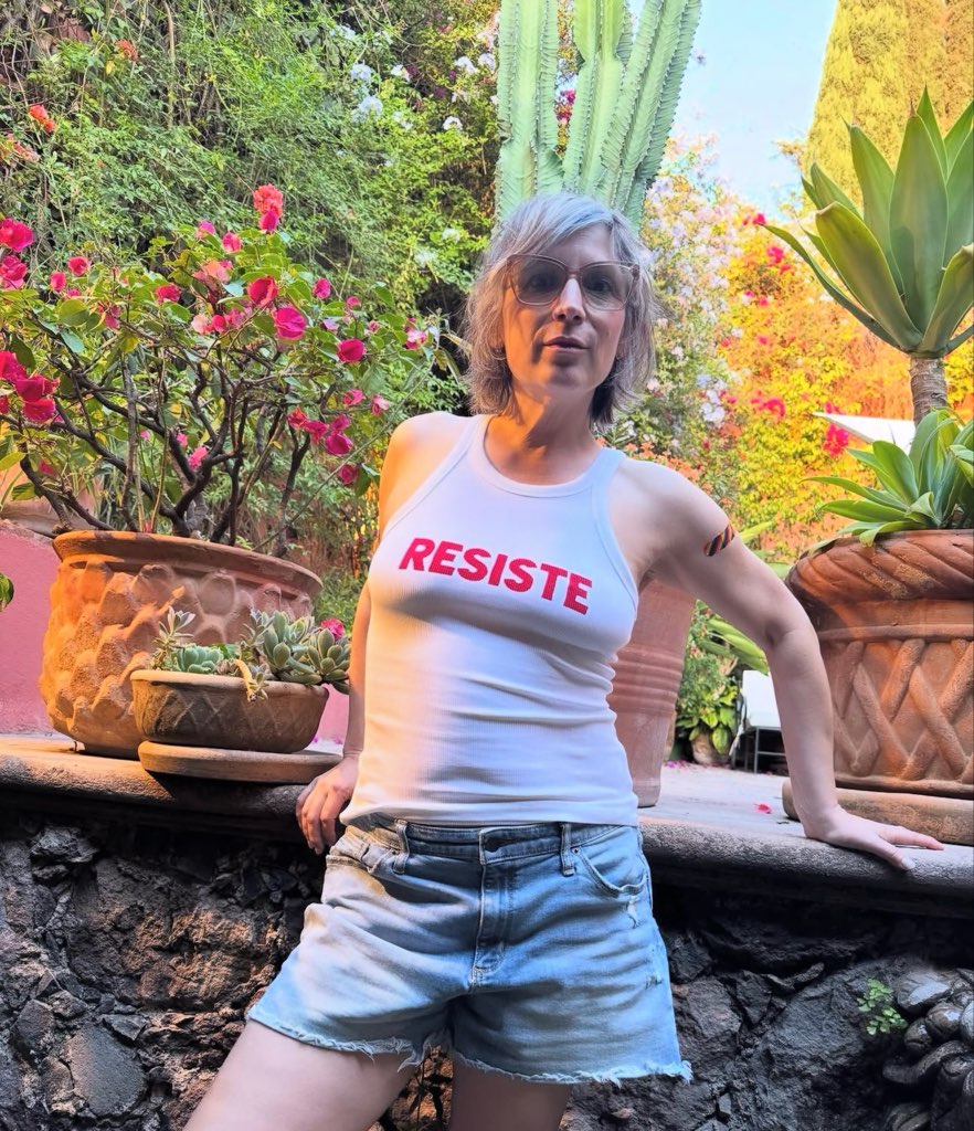 RESISTE t-shirt